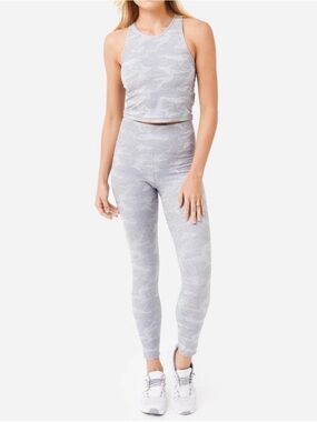 VUORI Seamless High-Waist Camo Leggings and Crop Tank Set - Light Gray